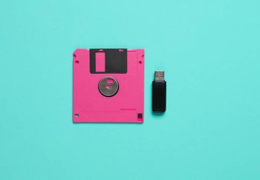 Yeni ve eski teknolojiler. Mavi arkaplanda Retro disket ve modern usb flash disk.