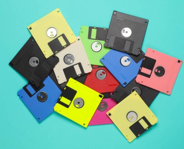 Mavi arkaplanda birçok renkli disket