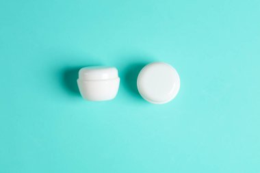 Mavi arka planda beyaz krema kavanozları. Model, tasarım şablonu. Üst görünüm