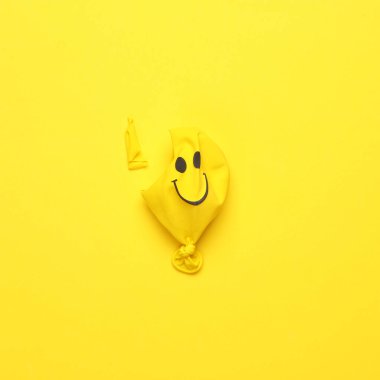 Sarı arka planda gülen yüzlü Sarı Patlama balonu. Zihinsel sorunlar