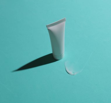 Mavi arka planda krem lekesi olan beyaz tüp modeli