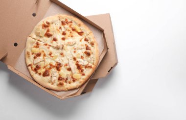 Beyaz arka planda mukavva pizza kutuları. en üstteki görünüm