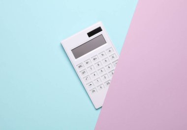 Beyaz hesap makinesi pastel kağıt arka planından dışarı bakıyor. Yeni fikir, iş kavramı