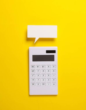 Sarı arkaplanda konuşma baloncuğu olan hesap makinesi