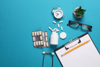 Mavi arka planda doktorun çalışma alanı. Üst Manzara. Düz yatıyordu