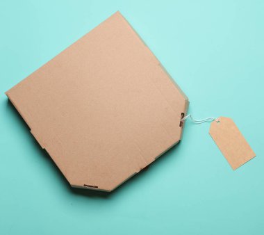 Mavi arka planda fiyat etiketi olan bir pizza kutusu