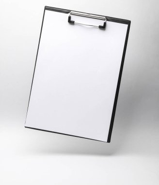 Gri arkaplanda yükselen pano