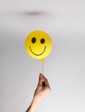 El ele tutuşan Gülen surat balonu