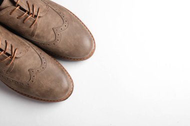 Beyaz arka planda şık deri ayakkabılar. Erkek ayakkabısı. Üst görünüm