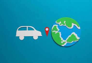 Kağıt kesiği araba simgesi GPS yön bulma noktası ve mavi arka planda dünya. Seyahat kavramı