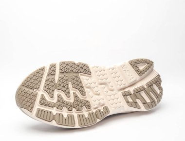 Beyaz arka planda çalışan spor ayakkabılarının tek koruyucusu.