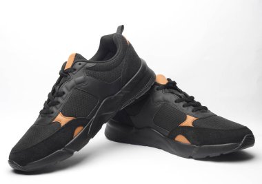 Beyaz arka planda izole edilmiş siyah deri koşu ayakkabıları.