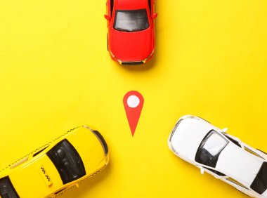 Coğrafi Konum Haritası İşaretleyici simgesi ile sarı arka planda oyuncak arabalar