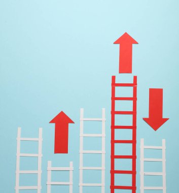 Kağıt kırmızı ve beyaz merdivenler ve mavi arka planda oklar. İş konsepti