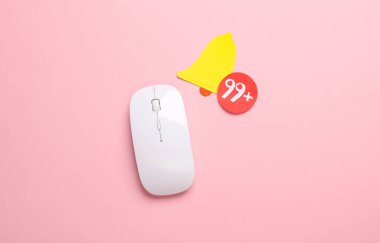 Kağıt kesimi uyarı çanı simgesi ve pc faresi pembe arkaplanda