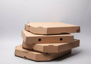 Gri arkaplandaki pizza kutuları yığını