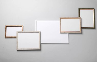 Gri arkaplandaki boş duvar çerçeveleri