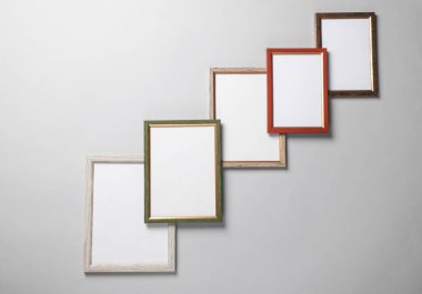 Gri arkaplandaki boş duvar çerçeveleri