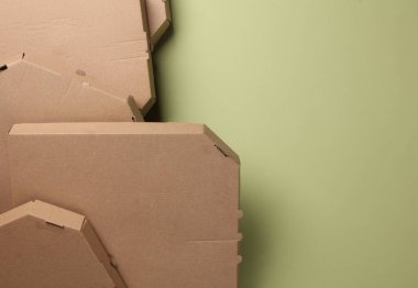 Yeşil arka planda pizza kutuları var. Üst Manzara. Boşluğu kopyala