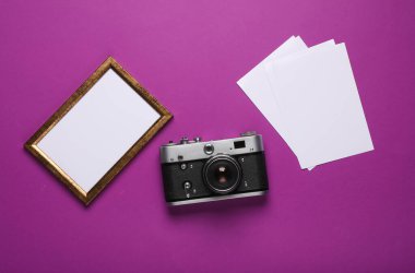 Mor arkaplanda Retro kamera ve fotoğraf çerçevesi modellemeleri
