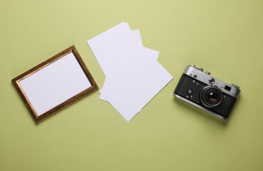 Yeşil arkaplanda Retro kamera ve fotoğraf çerçevesi modellemeleri