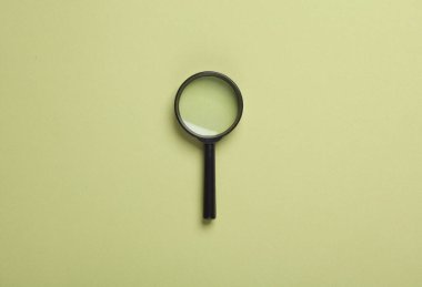 yeşil bir arka plan üzerinde büyüteç