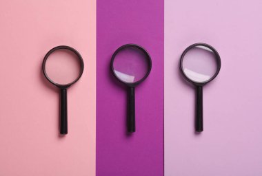 Renkli arkaplanda büyüteç seti