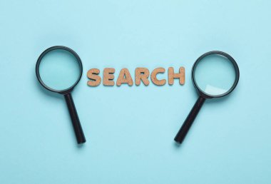 Mavi arkaplanda kelime araması içeren büyüteçler