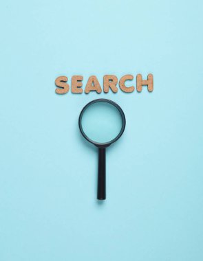 Mavi arkaplanda kelime araması ile büyüteç