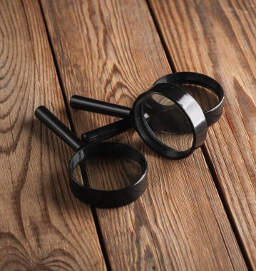 Tahta masadaki büyüteçler.