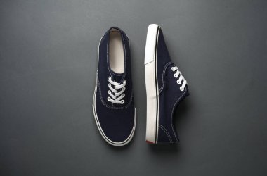 Esmer arka planda klasik spor ayakkabılar. Üst görünüm