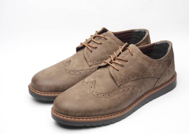 Beyaz arka planda bir çift deri ayakkabı.