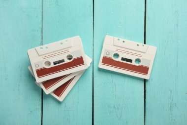 Mavi ahşap tahtalardaki 80 'lerin ses kasetleri. Üst görünüm