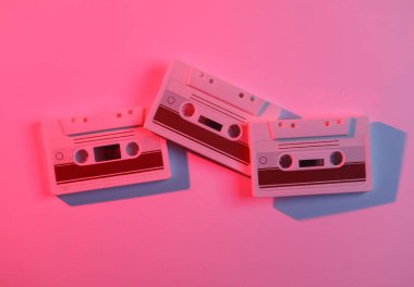 Ses kasetleri neon ışıkta. Retro dalga, 80 'ler