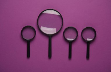 Mor arka planda büyüteçler. Üst görünüm