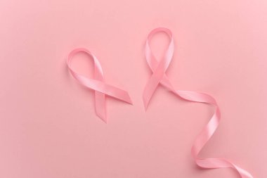 İki pembe kurdele, göğüs kanseri farkındalığı sembolü.