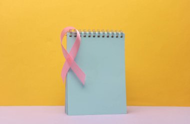 Not defterli pembe kurdele, göğüs kanseri farkındalığı sembolü.