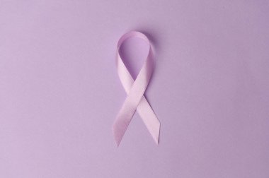 Saten Purple farkındalık kurdelesi. Yakın çekim. 