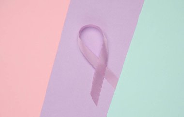 Pastel arka planda mor farkındalık kurdelesi