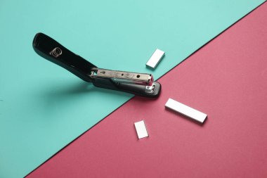 Pembe mavi arka planda başlayan kurşunlu siyah zımba.