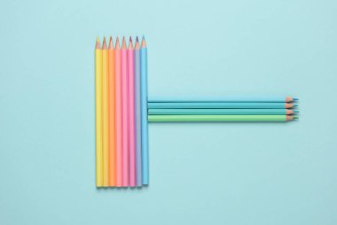 Mavi bir arka plan üzerinde renkli kalemler set