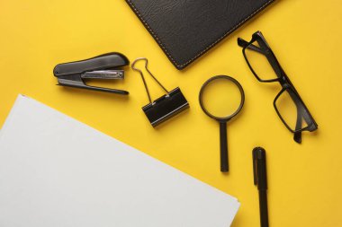 Sarı arka planda ofis kırtasiyesi. Düz yatıyordu