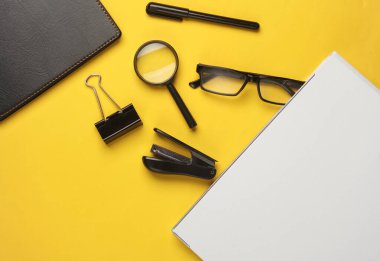 Sarı arka planda ofis kırtasiyesi. Düz yatıyordu