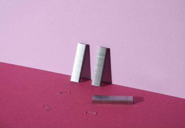 Mermiler pembe arka planda başlıyor. Yaratıcı yerleşim