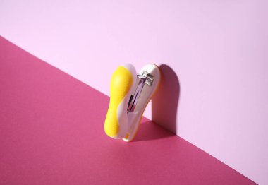 Pembe arka planda sarı zımba. Yaratıcı yerleşim