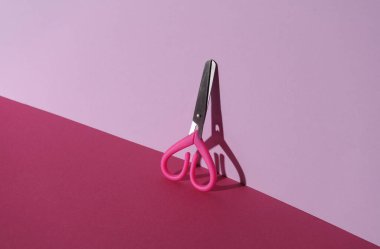 Yaratıcılık makası pembe arka planda gölgeli, minimalizm