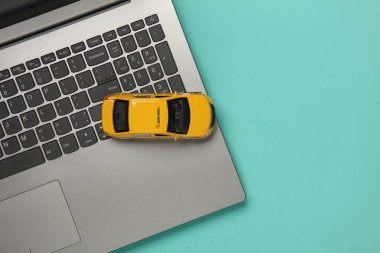 Mavi arka planda dizüstü bilgisayarı olan bir taksi. Üst görünüm