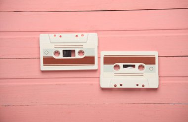Pembe tahta tahtalardaki Retro 80 'lerin ses kasetleri. Üst görünüm