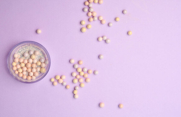 Банные шарики порошка для макияжа на пастельном фоне