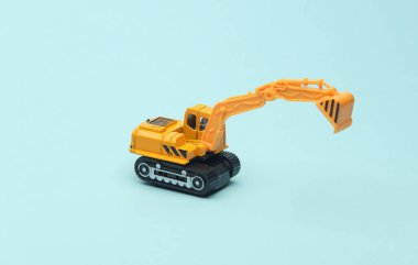 Mavi arkaplanda oyuncak kazıcı